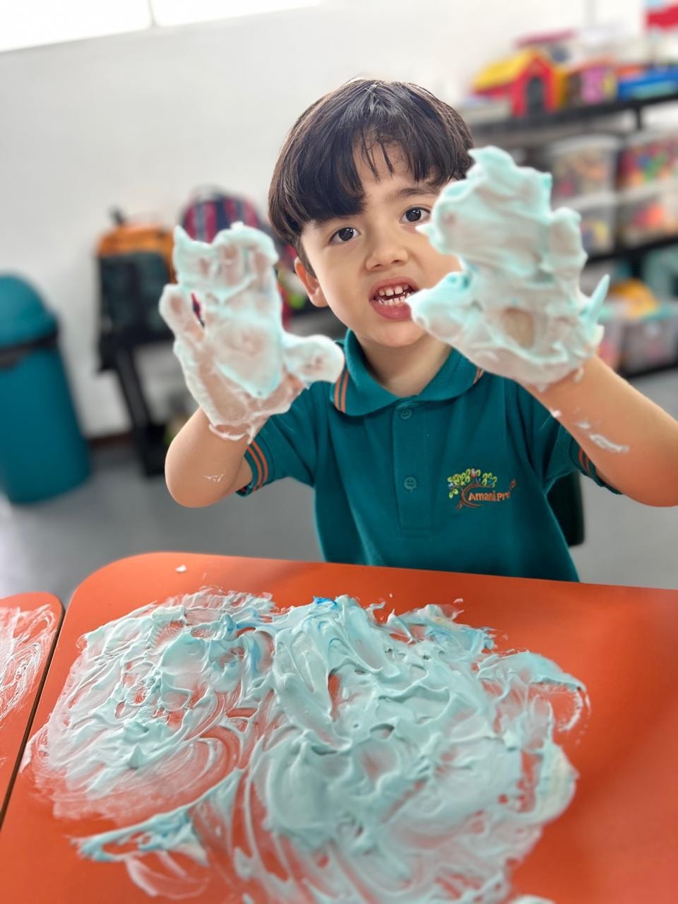 Niños jugando con pintura en Amani School