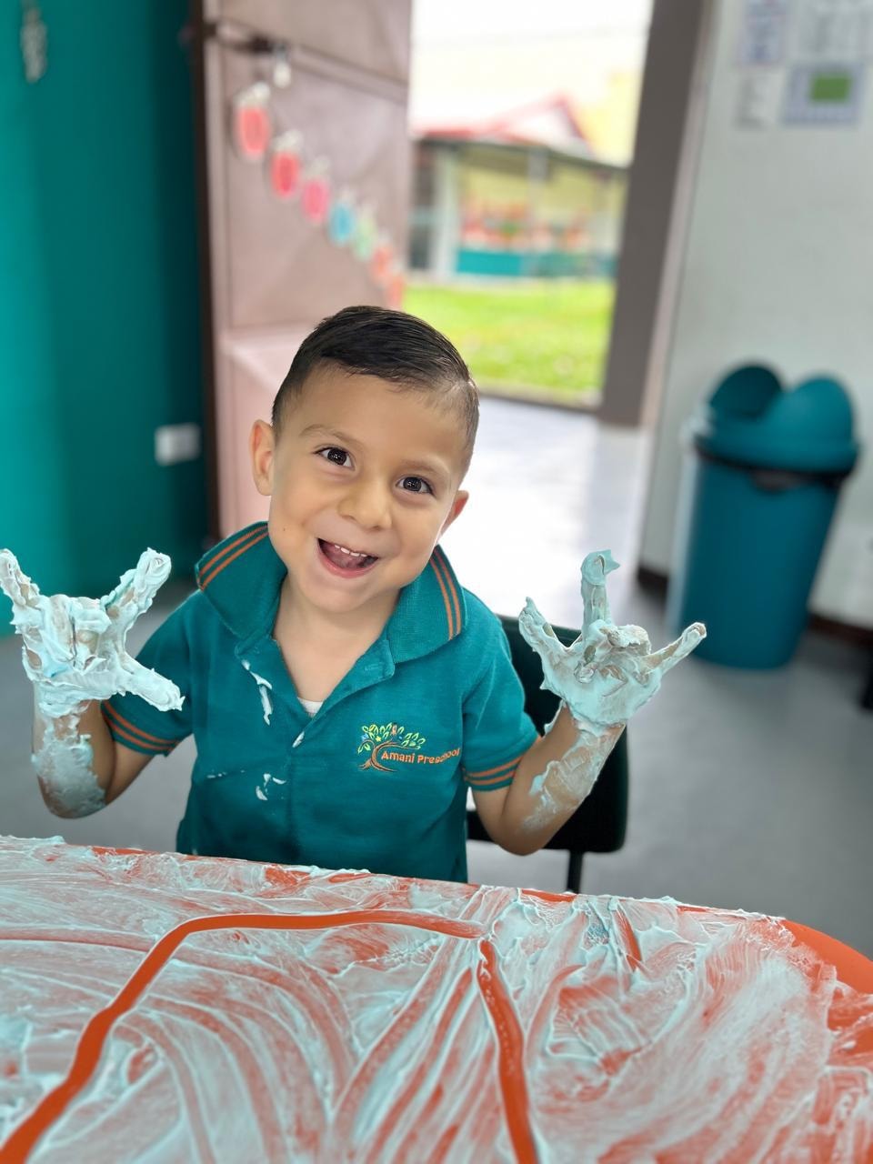 Niño en actividad creativa Amani School