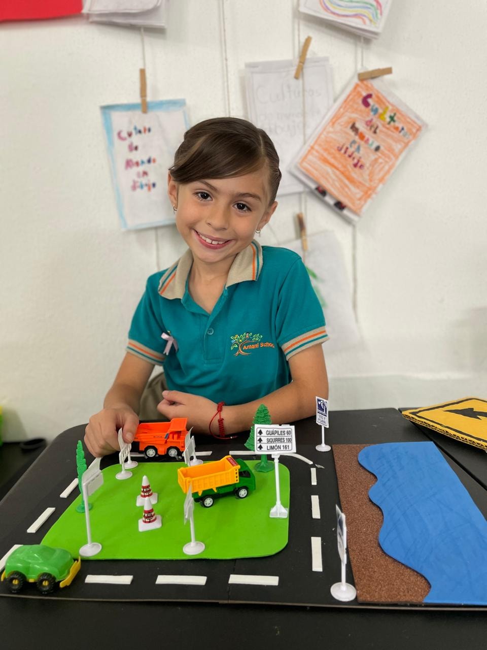 Estudiante presentando proyecto de seguridad vial