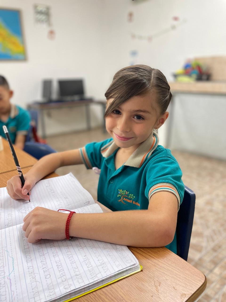 Estudiante escribiendo en el aula