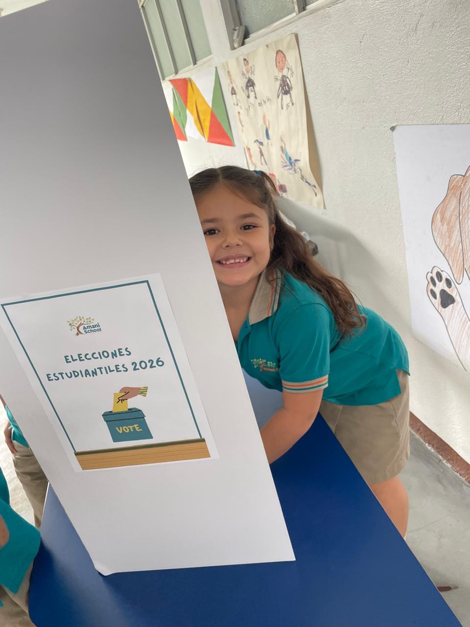 Estudiante votando en elección escolar